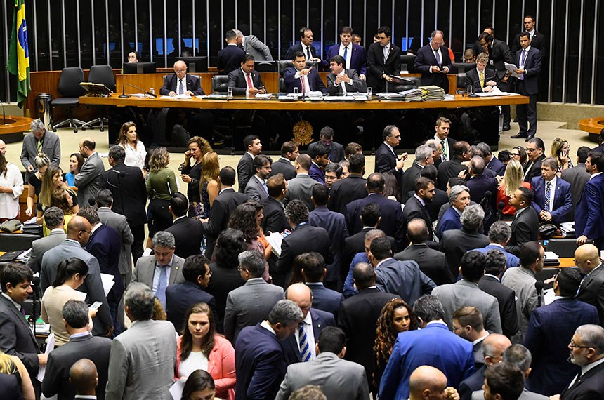 Plenário da Câmara dos Deputados durante sessão conjunta do Congresso Nacional destinada à apreciação de vetos e projetos de suplementação de verbas para diversos órgãos públicos.  Participam: presidente do Senado, senador Davi Alcolumbre (DEM-AP); senador Weverton (PDT-MA); senador Fernando Bezerra Coelho (MDB-PE); secretário-geral da Mesa, Luiz Fernando Bandeira de Mello Filho.  Foto: Marcos Oliveira/Agência Senado