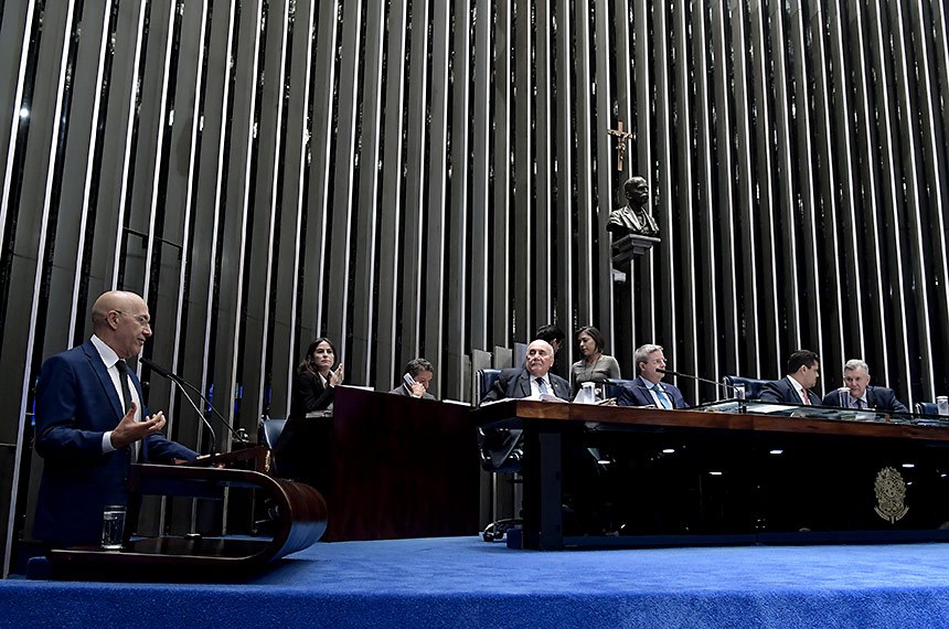 Senador Confúcio Moura (à esquerda, na tribuna) foi o relator da proposta e sugeriu que os médicos cubanos que tenham permanecido no Brasil possam voltar ao programa