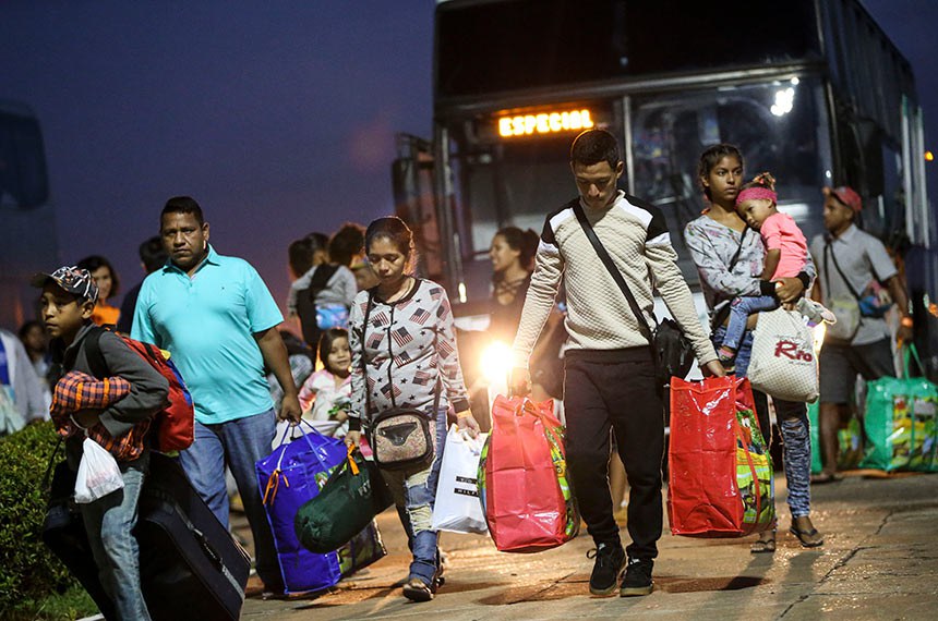 BIE - 04/05/2018 - Refugiados venezuelanos embarcam em avião da Força Aérea Brasileira, em Boa Vista (RO), com destino à Manaus e São Paulo.  Foto: Marcelo Camargo/Agência Brasil