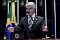 Política econômica contribui para aumento da pobreza, afirma Humberto Costa