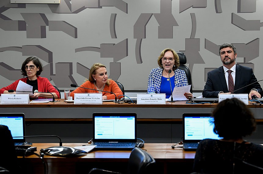 Comissão Permanente Mista de Combate à Violência contra a Mulher (CMCVM) realiza audiência pública interativa para tratar sobre o Formulário Nacional de Risco e de Proteção à Vida (Frida).  Mesa: socióloga, perita nacional do Projeto Diálogos União Europeia-Brasil, componente da equipe de desenvolvimento do Formulário Nacional de Risco e de Proteção à Vida (Frida), Wânia Pasinato; vice-presidente da CMCVM, deputada Elcione Barbalho (MDB-PA); presidente da CMCVM, senadora Zenaide Maia (Pros-RN); juiz federal, conselheiro do Conselho Nacional do Ministério Público, autor e coordenador do Formulário Nacional de Risco e de Proteção à Vida (Frida), Valter Shuenquener de Araújo.  Foto: Jefferson Rudy/Agência Senado