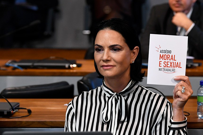 Comissão Permanente Mista de Combate à Violência contra a Mulher (CMCVM) realiza audiência pública interativa para tratar sobre o Formulário Nacional de Risco e de Proteção à Vida (Frida). Da bancada, atriz e ativistta Luiza Brunet exibe cartilha que diiz: