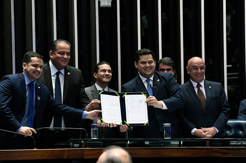Davi Alcolumbre na sessão de promulgação da emenda, com os senadores Eduardo Gomes e Confúcio Moura e deputados