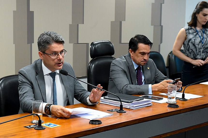 O relator da MP 900, senador Alessandro Vieira, e o presidente da comissão, deputado Sidney Leite