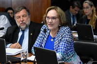 Companhias aéreas poderão ter de reservar assento para menores de 14 anos ao lado dos pais