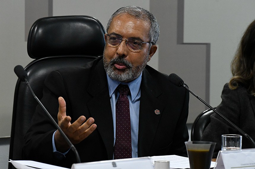O senador Paulo Paim (PT-RS) apresentou relatório favorável ao fim do auxílio-moradia para deputados e senadores