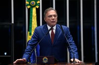 Alvaro Dias relata drama de criança brasileira retida na França