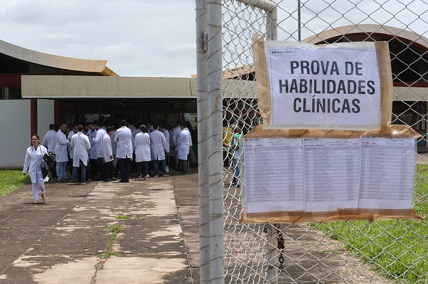 Médicos formados no exterior fazem prova do Revalida em Brasília, em 2017: exame terá novas regras