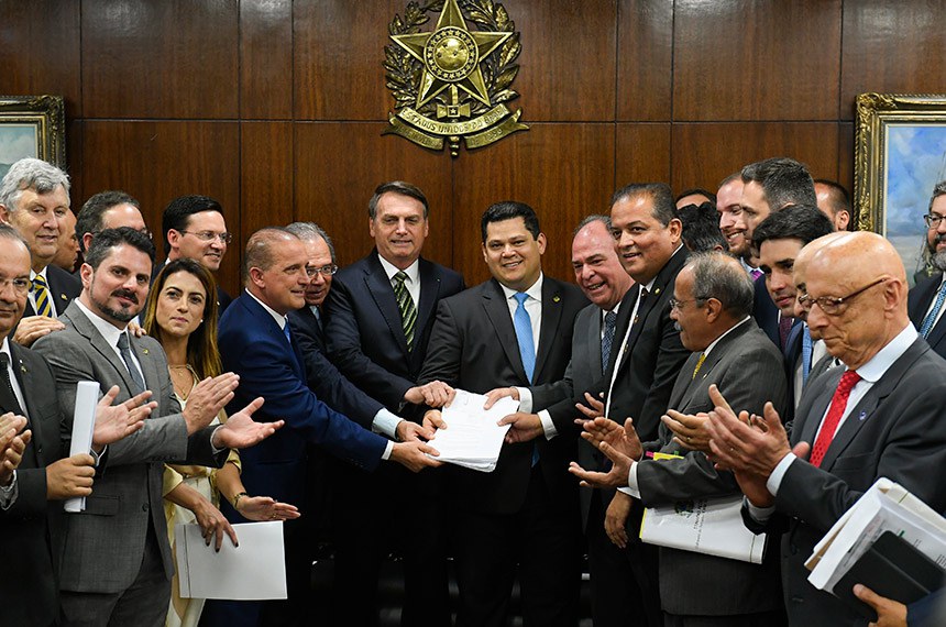 Em novembro, Bolsonaro e ministros entregam o pacote de medidas a Davi Alcolumbre e outros senadores
