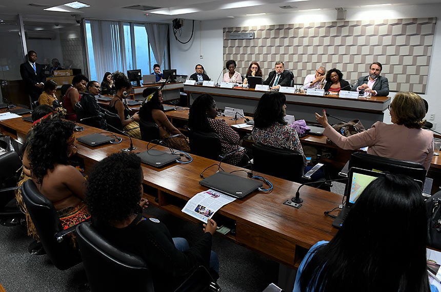Comiss&atilde;o de Educa&ccedil;&atilde;o, Cultura e Esporte (CE) realiza audi&ecirc;ncia p&uacute;blica interativa para debater sobre os impactos do novo Fundo de Manuten&ccedil;&atilde;o e Desenvolvimento da Educa&ccedil;&atilde;o B&aacute;sica e de Valoriza&ccedil;&atilde;o dos Profissionais da Educa&ccedil;&atilde;o (Fundeb) para a garantia do direito &agrave; educa&ccedil;&atilde;o escolar ind&iacute;gena, &agrave; educa&ccedil;&atilde;o escolar quilombola e &agrave; educa&ccedil;&atilde;o em territ&oacute;rios marcados por alta vulnerabilidade.   Mesa:  representante da Articula&ccedil;&atilde;o dos Povos Ind&iacute;genas do Brasil (Apib), Gersem Baniwa; representante da Articula&ccedil;&atilde;o Nacional de Organiza&ccedil;&otilde;es Negras, Benilda Brito; representante do Cap&iacute;tulo Brasil da Rede Gulmakai, Denise Carreira; vice-presidente da CE, senador Fl&aacute;vio Arns (Rede-PR); presidente da Confedera&ccedil;&atilde;o Nacional dos Trabalhadores em Educa&ccedil;&atilde;o (CNTE), Heleno Ara&uacute;jo; representante da Comiss&atilde;o Nacional de Comunidades Quilombolas (Conaq), Giv&acirc;nia Nascimento; coordenador-geral da Campanha Nacional pelo Direito &agrave; Educa&ccedil;&atilde;o, Daniel Cara.  Foto: Roque de S&aacute;/Ag&ecirc;ncia Senado