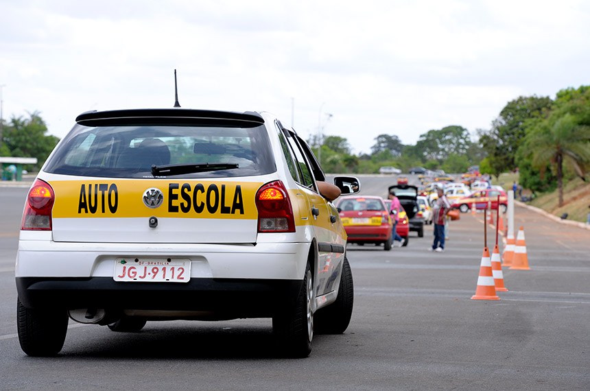 Percurso de carros de auto-escola no estacionamento do Estádio Nacional Mané Garrincha.