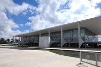 Publicada medida provisória que aumenta salário mínimo para R$ 1.045