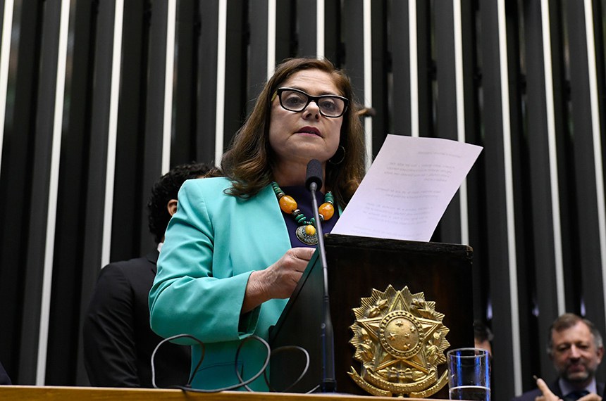 Primeira-secretária da Câmara, deputada Soraya Santos (PL-RJ), lê a mensagem presidencial  