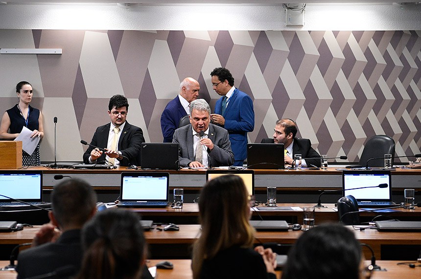 O presidente da comissão, senador Sérgio Petecão (ao microfone), e o vice, deputado Lucas Vergilio