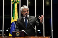 Humberto Costa sugere que Bolsonaro demita ministro da Educação