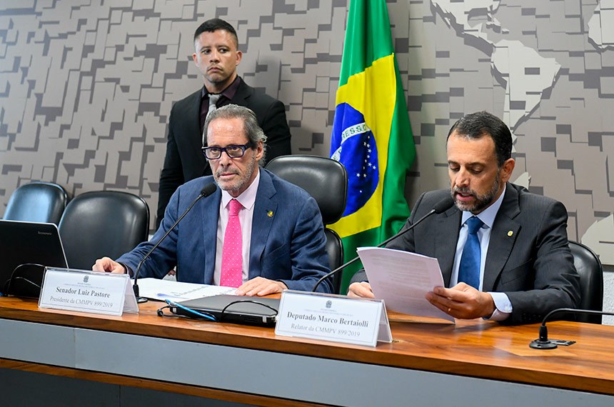 O presidente da comissão mista, senador Luiz Pastore (MDB-ES), e o relator, deputado Marco Bertaiolli (PSD-SP)