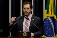 Plínio Valério defende reformas, mas pede mais tempo para o Senado analisá-las