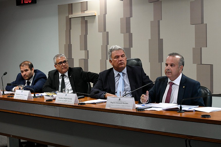 Deputados Lucas Vergilio e Christino Aureo e o senador Sérgio Petecão ouvem o secretário Rogério Marinho em audiência