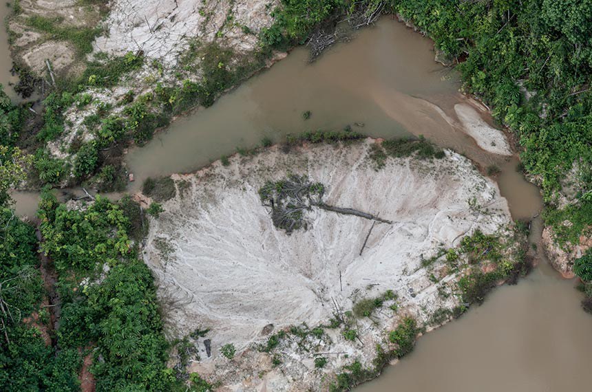 Mineração ilegal na terra indígena Munduruku, no Pará. Pelo projeto do governo, comunidades indígenas poderão receber compensação financeira por exploração mineral