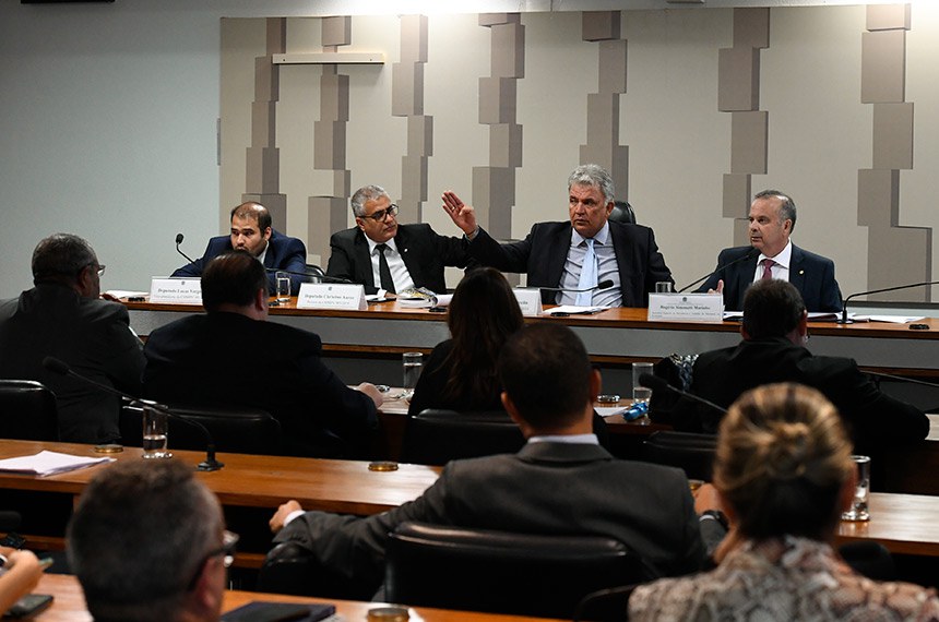 Comissão Mista da Medida Provisória (CMMPV) n° 905 de 2019, que institui o Contrato de Trabalho Verde e Amarelo, altera a legislação trabalhista, e dá outras providências, realiza audiência pública interativa para tratar sobre a medida. Mesa: vice-presidente da CMMPV 905/2019, deputado Lucas Vergilio (Solidariedade-GO); relator da CMMPV 905/2019, deputado Christino Aureo (PP-RJ); presidente da CMMPV 905/2019, senador Sérgio Petecão (PSD-AC); secretário especial de Previdência e Trabalho do Ministério da Economia, Rogério Marinho - em pronunciamento. Foto: Roque de Sá/Agência Senado