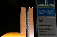 Senado é iluminado na cor laranja para lembrar o Dia de Combate ao Câncer