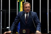 Alvaro Dias pede redução do número de deputados e senadores