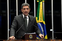 Rogério Carvalho critica governo por cortes de verbas na educação