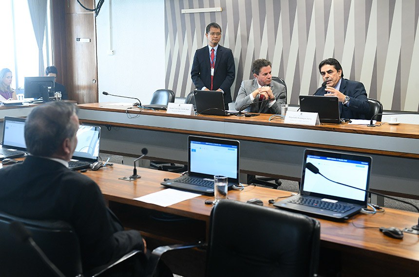 O presidente da comissão mista, senador Veneziano Vital do Rêgo e o relator, deputado Domingos Sávio