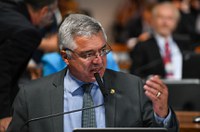 Isenção de ISS para cooperativas de táxi é aprovada na CAE e vai a Plenário