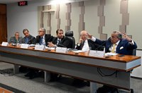 Parlamentares criticam extinção de registro de corretores de seguros