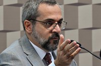 Weintraub recebe críticas ao apresentar explicações na CE