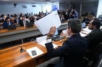 Sem consenso, votação do 13° para Bolsa Família e BPC volta a ser adiada