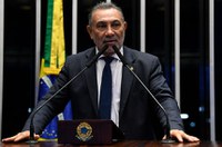 Telmário condena operação de acolhimento de venezuelanos em Roraima