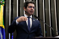 Randolfe se manifesta contra portaria federal que dá fim a programas de saúde da família