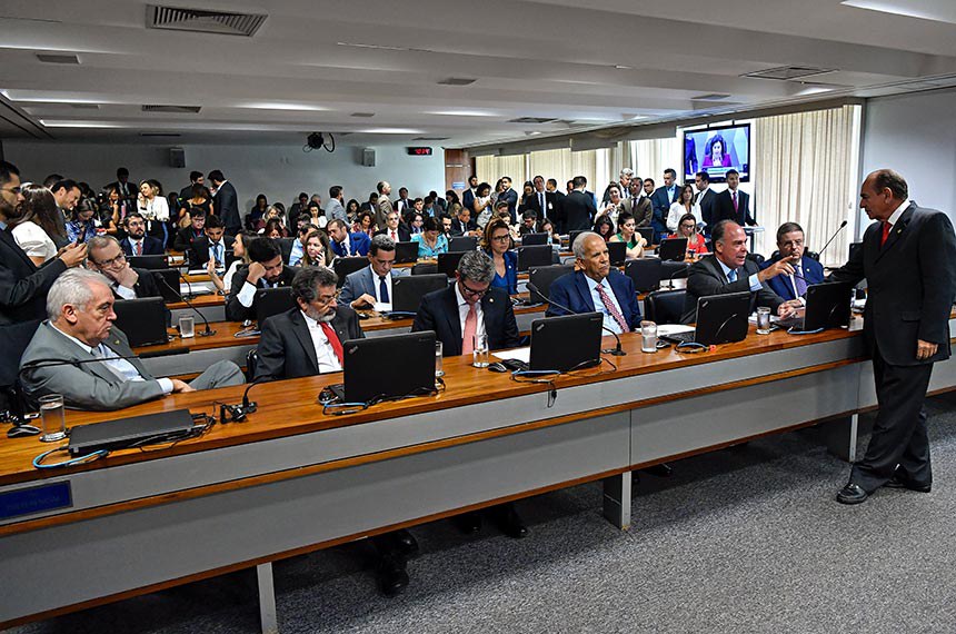 Comissão de Constituição, Justiça e Cidadania (CCJ) realiza reunião deliberativa com 40 itens. Entre eles a PEC 187/2019, que permite uso para outras finalidades de recursos retidos em fundos públicos.  Bancada: senador Otto Alencar (PSD-BA);  senador Paulo Rocha (PT-PA);  senador Rogério Carvalho Santos (PT-SE); senador Oriovisto Guimarães (Podemos-PR); senador Fernando Bezerra Coelho (MDB-PE); senador Antonio Anastasia (PSDB-MG);  senador Marcelo Castro (MDB-PI);  senador Fabiano Contarato (Rede-ES);  senador Rodrigo Cunha (PSDB-AL);  senador Mecias de Jesus (Republicanos-RR); senadora Leila Barros (PSB-DF).  Foto: Geraldo Magela/Agência Senado