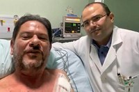 Cid Gomes tem alta hospitalar e continua tratamento em casa