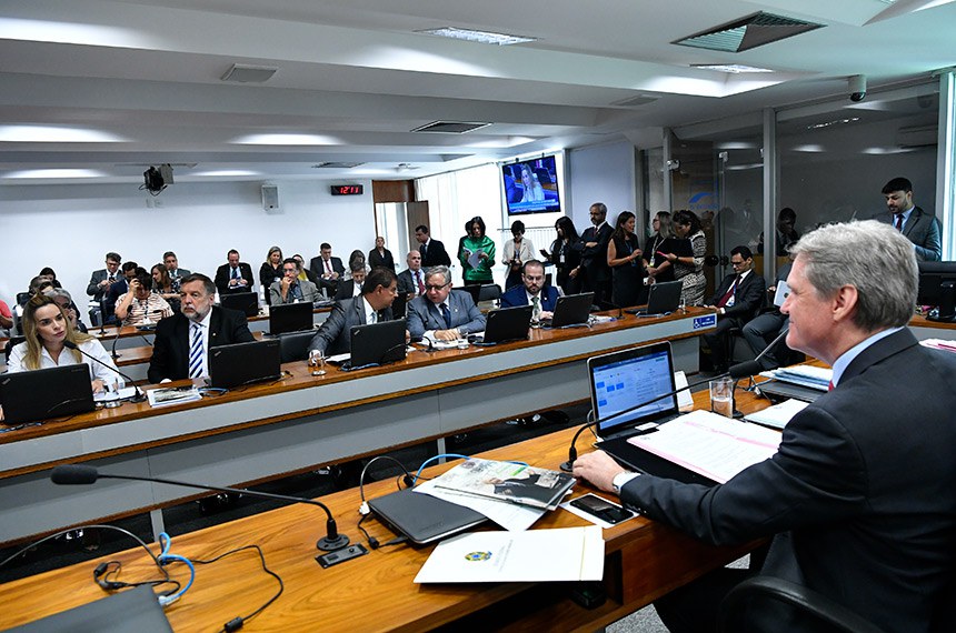 Comissão de Educação, presidida por Dário Berger (D), analisa a proposta