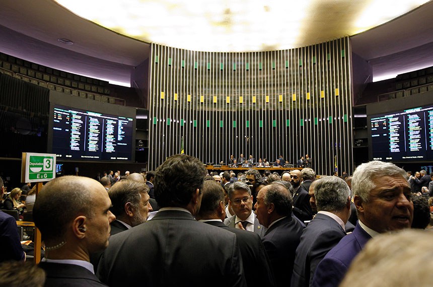 Plenário da Câmara na sessão do Congresso que manteve os vetos