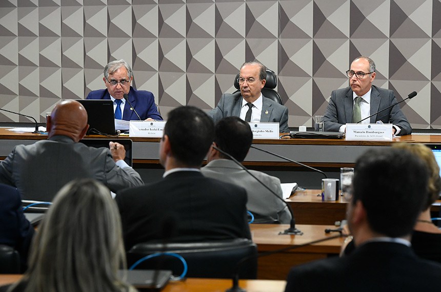 O relator da CPI, Izalci Lucas, e o presidente do colegiado, Jorginho Mello, com o presidente da seguradora Aon, Marcelo Homburger