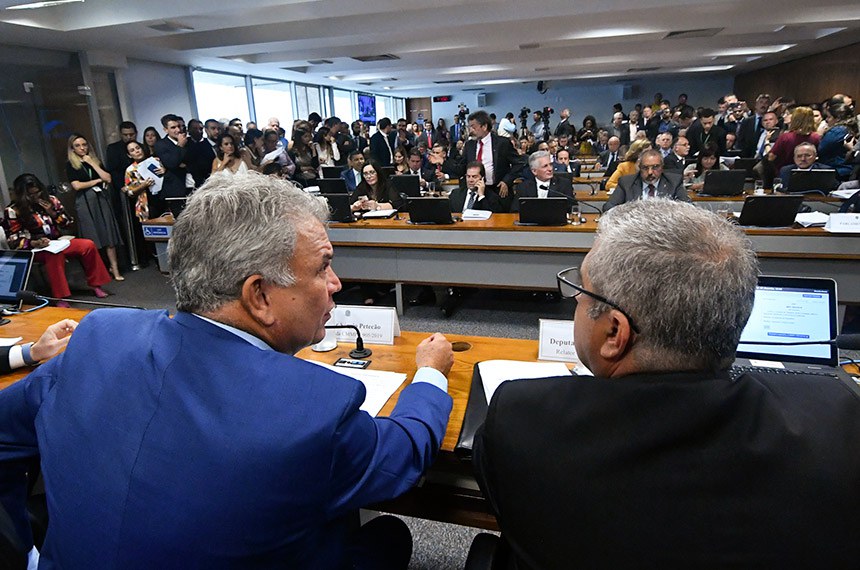 O presidente da comissão mista, Sérgio Petecão, e o relator, Christino Aureo
