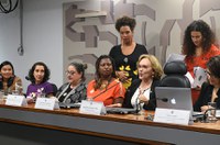 Violência afasta mulheres da política, dizem debatedoras