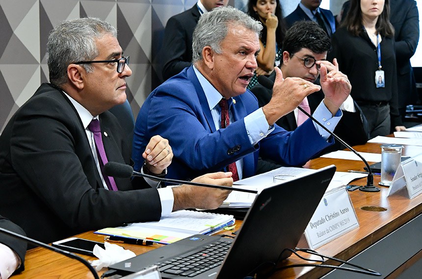 O senador Sérgio Petecão (ao microfone) é o presidente da comissão mista, que deve votar o relatório do deputado Christino Áureo (à esq.)
