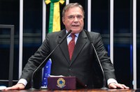 Alvaro Dias cobra do governo respostas para PIB baixo e critica convocação de manifestações
