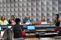 Educação é fundamental na luta contra o feminicídio, dizem debatedores