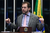 Governo deve deixar discordâncias e enfrentar economia, alerta Plínio Valério