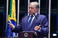 Izalci destaca participação em evento sobre educação