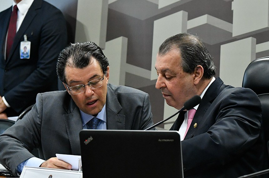 Eduardo Braga, relator, e Omar Aziz, presidente da Comissão de Assuntos Econômicos