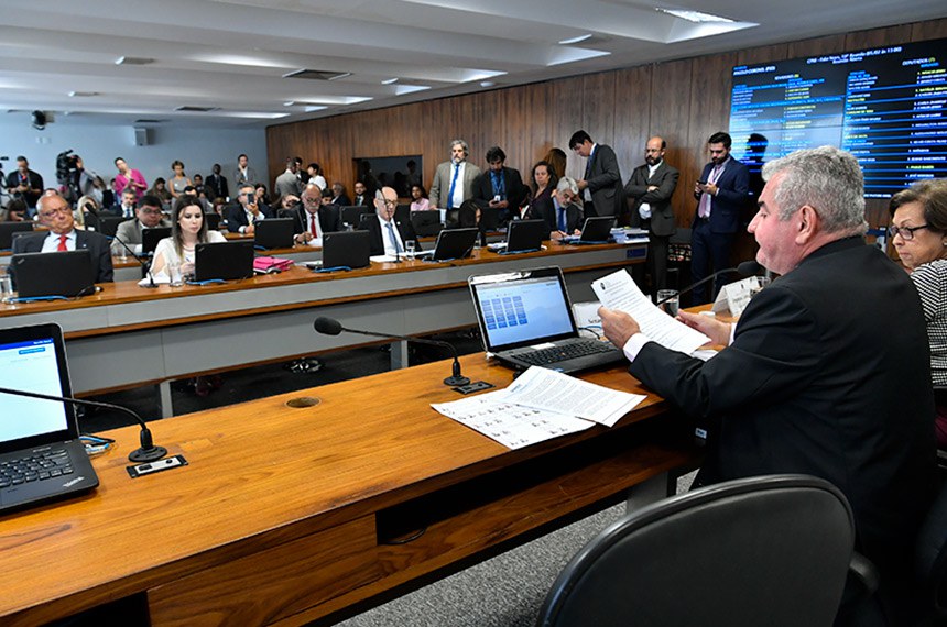 Angelo Coronel (D) preside reunião da CPI, em fevereiro