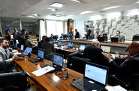 Escola poderá ter comissão para negociar reajuste de mensalidade, aprova CAE