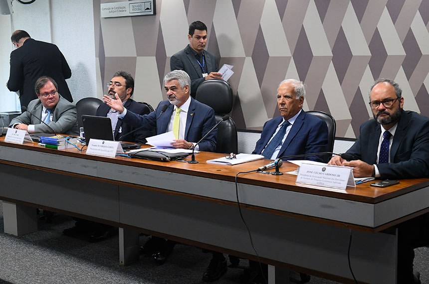 Sob o comando de Humberto Costa (ao microfone), CCJ ouviu especialistas sobre a PEC Emergencial, que tem Oriovisto Guimarães (segundo da direita para a esquerda) como relator